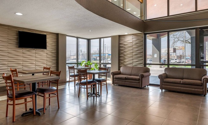 Lafayette Hotel | Budget-Friendly Econo Lodge Inn & Suites with Great Amenities