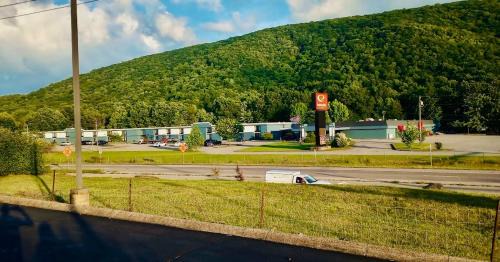 Norton Hotel | Budget-Friendly Econo Lodge Inn & Suites with Pool Access