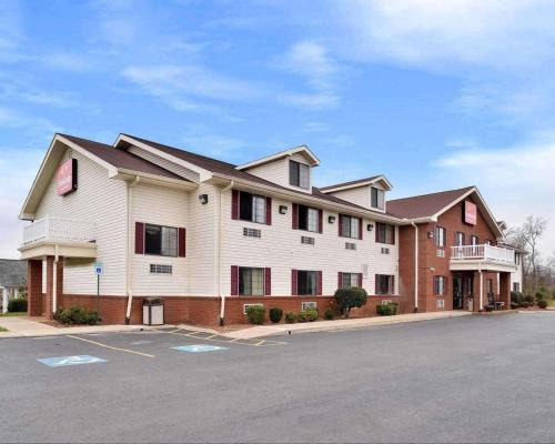 Shelbyville Hotel | Budget-Friendly Econo Lodge Inn & Suites with Hot Tub Access