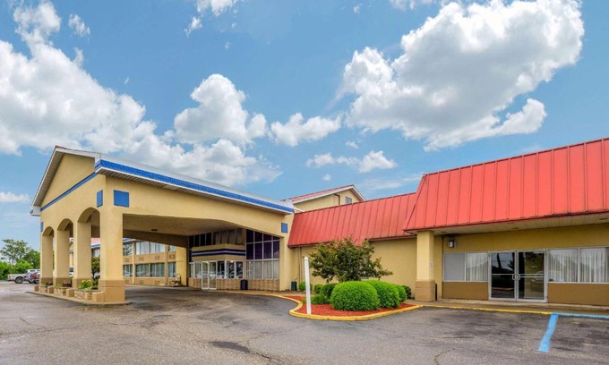 Triadelphia Hotel | Pet-Friendly Econo Lodge Inn & Suites in Triadelphia