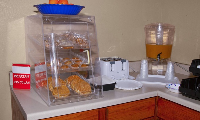Grandview Plaza Hotel | Budget-Friendly Econo Lodge Junction City Near Fort Riley