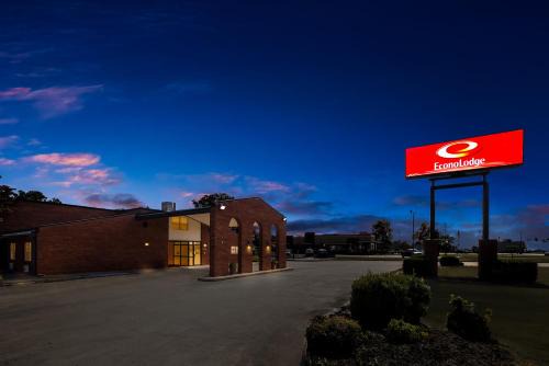 Kennett Hotel | Budget-Friendly Econo Lodge Kennett with Pool & Pet Amenities