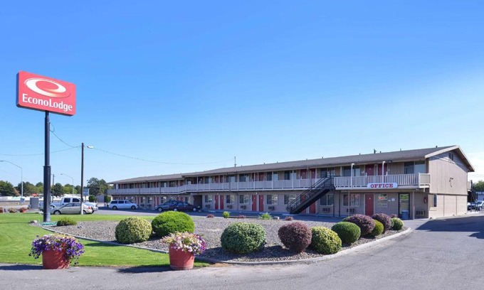 Tri-Cities Cabin | Budget-Friendly Econo Lodge with Pet and Child Amenities