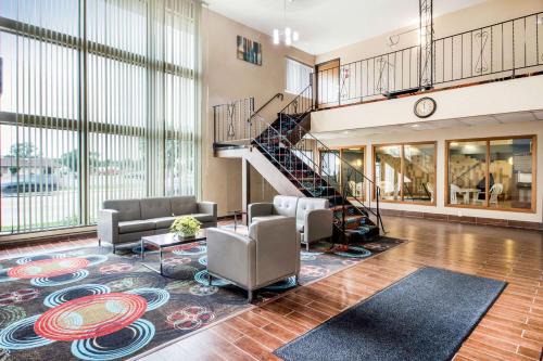 La Crosse Cabin | Budget-Friendly Econo Lodge: Pet Friendly with Hot Tub