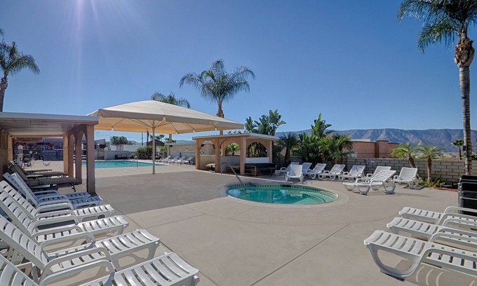 Lake Elsinore Hotel | Relaxing Stay at Econo Lodge Lake Elsinore Casino