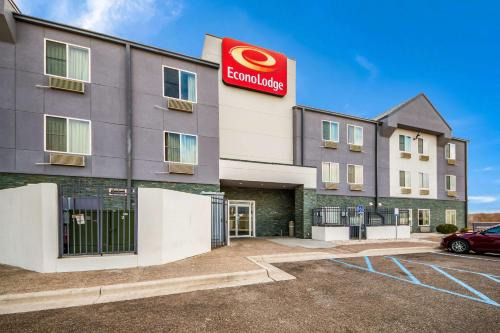Laredo Cabin | Pet-Friendly Econo Lodge with Ocean View & Accessible Features