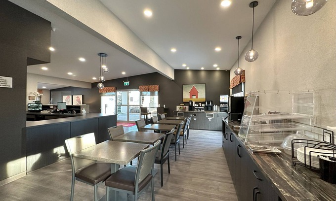 South Lethbridge Hotel | Budget-Friendly Stay at Econo Lodge Lethbridge with Spa