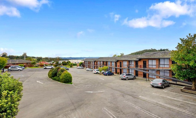 Lilydale Hotel | Pet-Friendly Econo Lodge Lilydale with Hot Tub & Breakfast