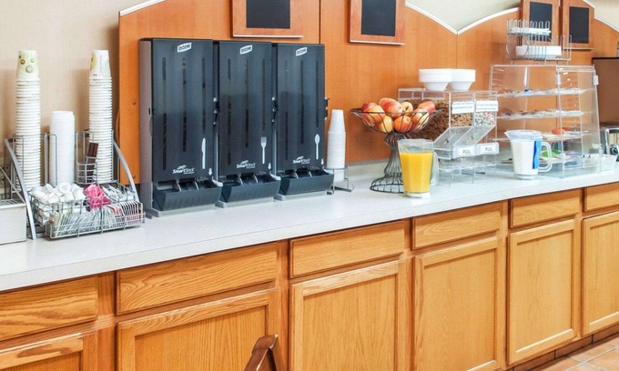 Lordsburg Hotel | Budget-Friendly Econo Lodge Lordsburg I-10 with Pool & Spa
