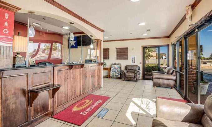 Lubbock Cabin | Budget-Friendly Econo Lodge Lubbock I-27 with Pet Amenities