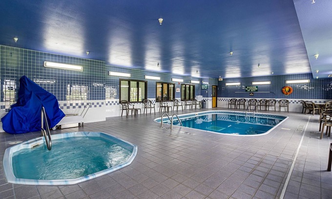 Luverne Hotel | Budget-Friendly Econo Lodge Luverne I-90 with Pool & Spa