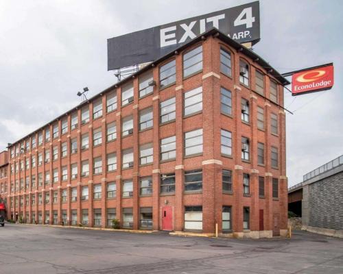 Manchester Cabin | Budget-Friendly Econo Lodge: Pet & Child-Friendly Stay