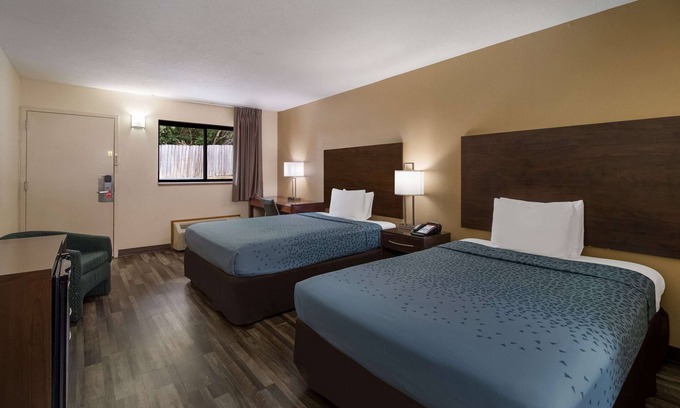 Martin Hotel | Budget-Friendly Econo Lodge Martin with Pool and Breakfast