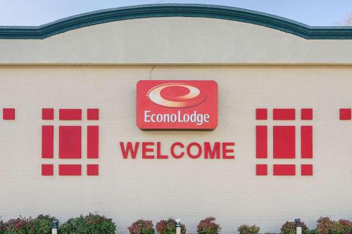 Martinsville Cabin | Budget-Friendly Econo Lodge: Pet and Child Friendly Stay