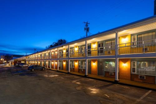 Miramichi Hotel | Budget-Friendly Econo Lodge Miramichi with Family Amenities