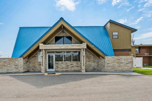 Montgomery Cabin | Budget-Friendly Montgomery Inn & Suites with Breakfast Joy