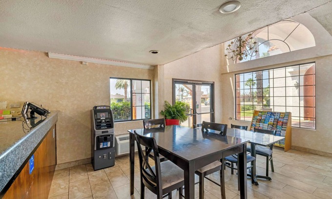 Moreno Valley Hotel | Convenient Econo Lodge Moreno Valley with Pool and Breakfast