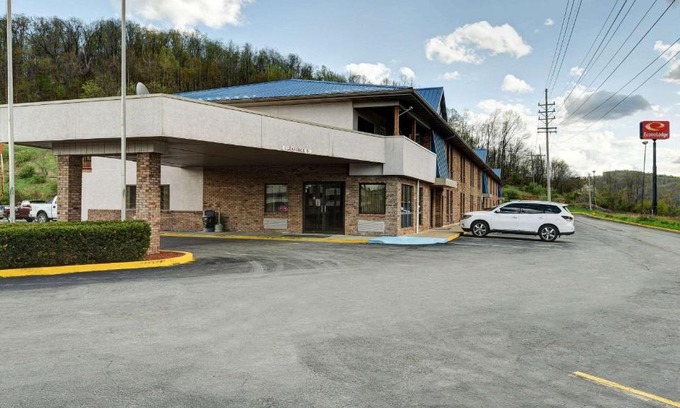 Morgantown Cabin | Budget-Friendly Econo Lodge with Pet and Child Amenities