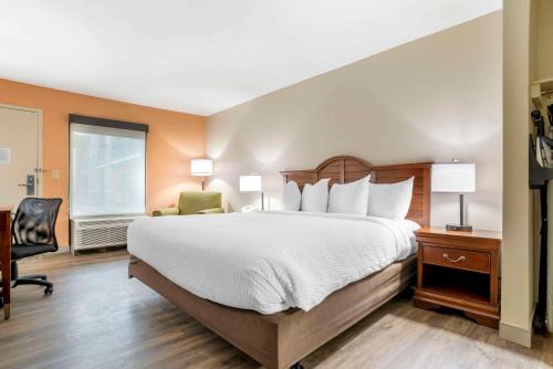 Kreole Cabin | Budget-Friendly Econo Lodge Moss Point - Pascagoula Awaits