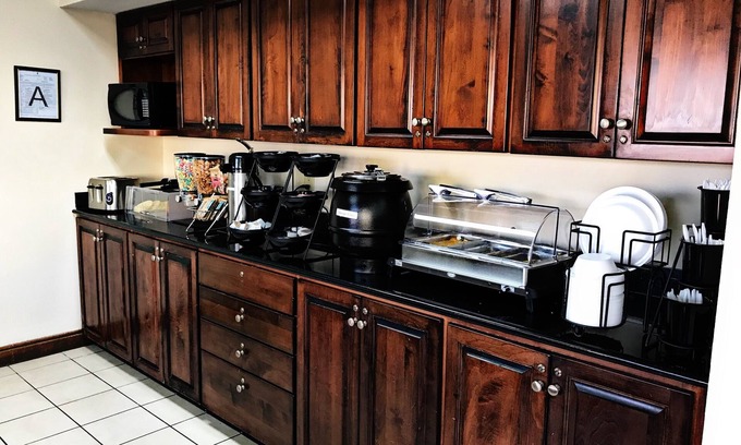 Kreole Hotel | Cozy Econo Lodge Moss Point: Family-Friendly & Breakfast Included