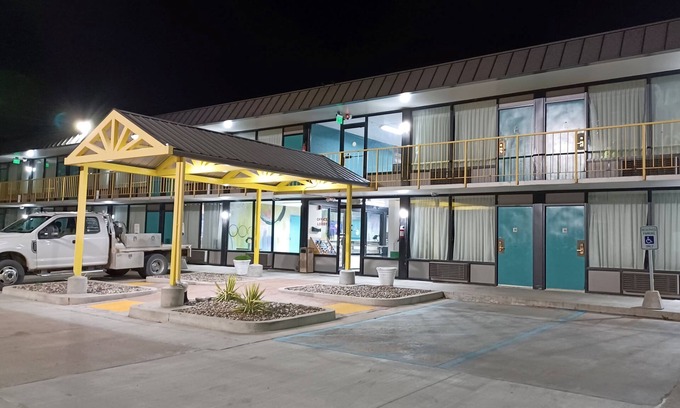 Oak Grove Hotel | Budget-Friendly Econo Lodge Oak Grove with Great Amenities