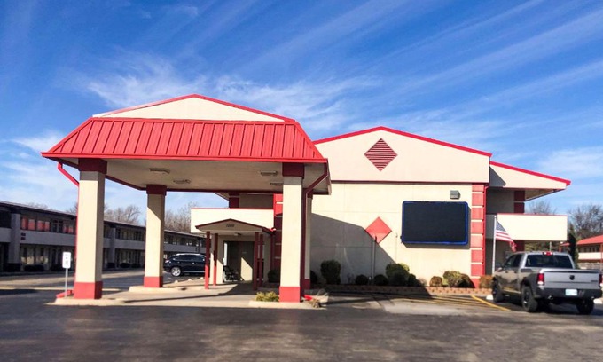 Oklahoma City Cabin | Budget-Friendly Econo Lodge: Family and Pet-Friendly Stay
