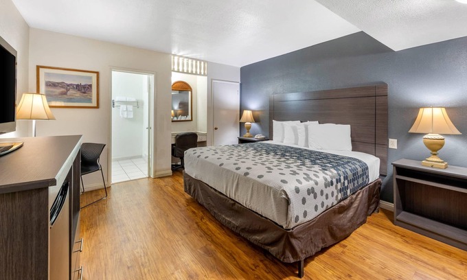 Barstow Hotel | Budget-Friendly Econo Lodge on Historic Route 66 with Pool