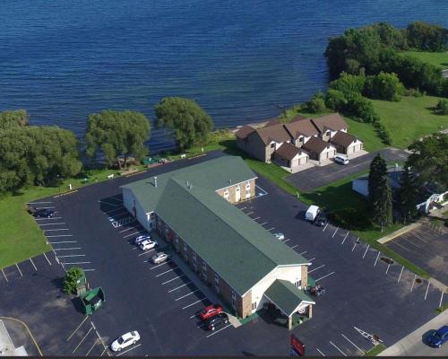 Menominee Cabin | Pet-Friendly Econo Lodge On the Bay - Ideal for Families