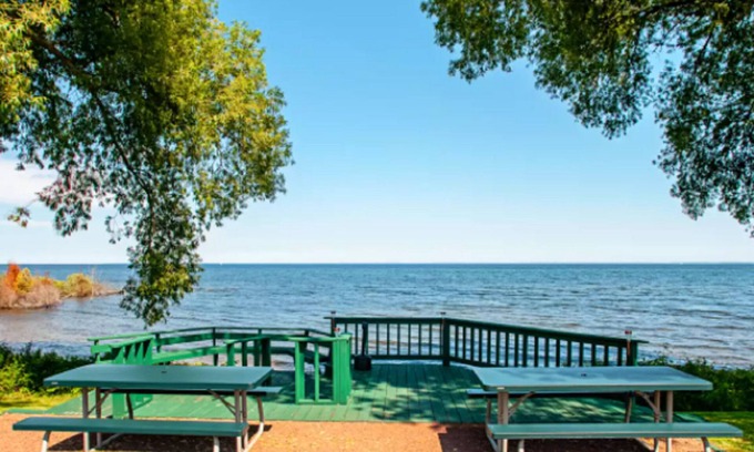 Menominee Hotel | Budget-Friendly Econo Lodge on the Bay with Spa & Dining