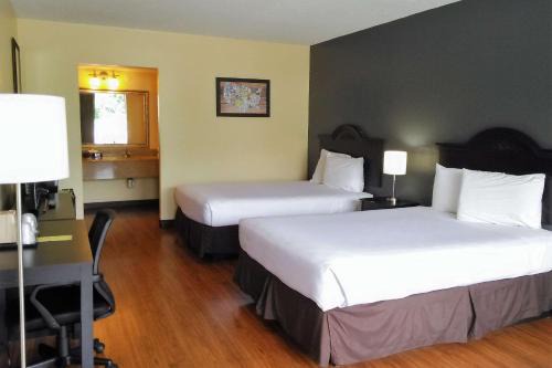National Gardens Cabin | Pet-Friendly Econo Lodge with Oceanfront Pool Access