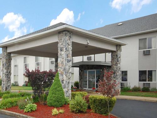 Painted Post Cabin | Pet-Friendly Econo Lodge Painted Post - Corning Awaits You!