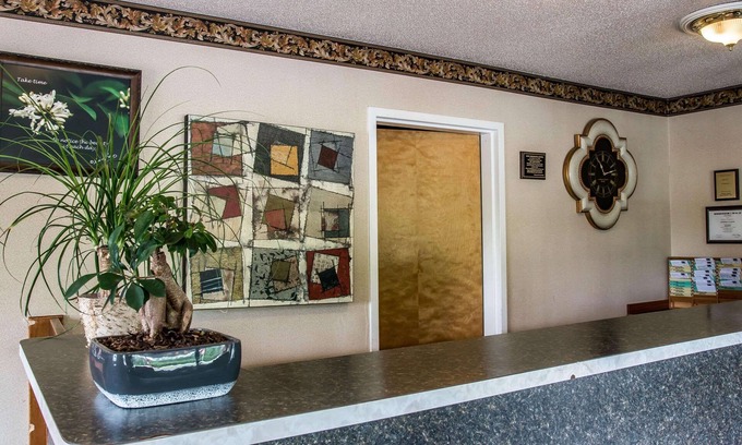Paw Paw Hotel | Budget-Friendly Econo Lodge Paw Paw: Pet-Friendly Stays