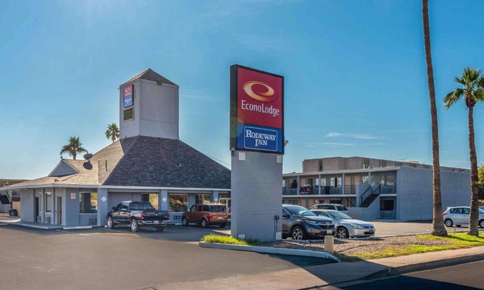 Westown Commercial Center Cabin | Budget-Friendly Econo Lodge Phoenix North I-17 with Pool