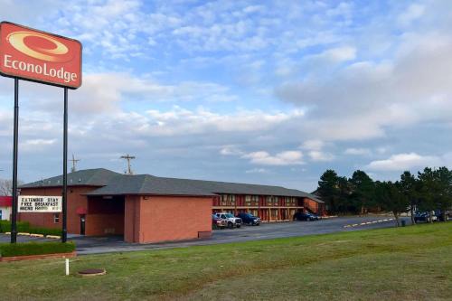 Purcell Cabin | Budget-Friendly Econo Lodge with Breakfast and Hot Tub