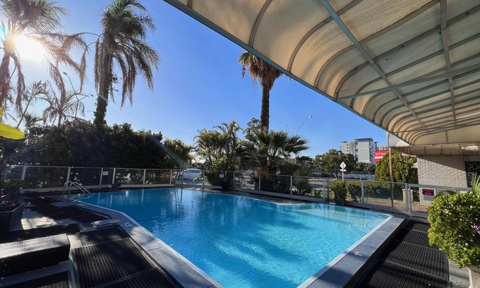 Rivervale Hotel | Budget-Friendly Econo Lodge Rivervale with Pool & Restaurant