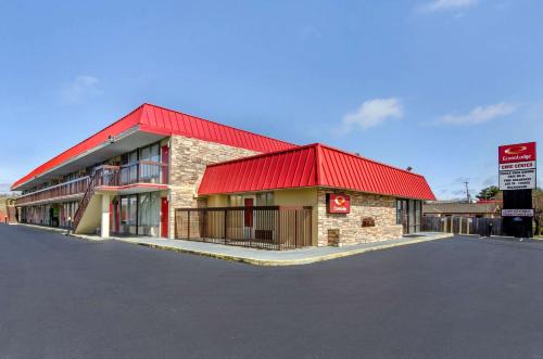 Roanoke Cabin | Pet-Friendly Econo Lodge Civic Center with Family Amenities