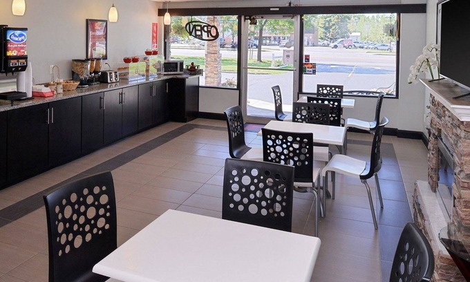 Rochester Hotel | Comfortable Stay at Econo Lodge Rochester with Breakfast & Spa