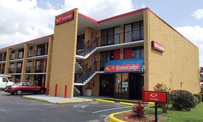 Rock Hill Cabin | Budget-Friendly Econo Lodge with Family Amenities & Hot Tub