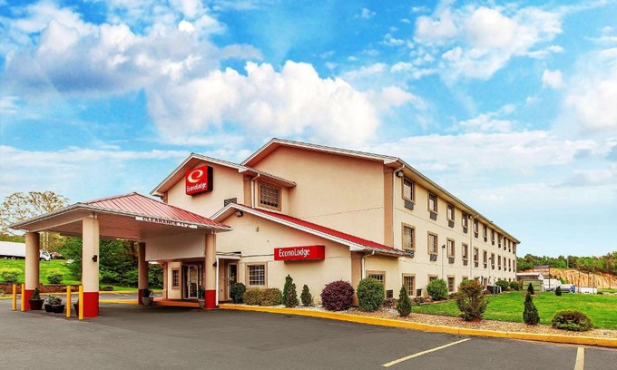 Rome Cabin | Budget-Friendly Econo Lodge with Family Amenities