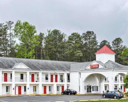 Ruther Glen Cabin | Pet-Friendly Econo Lodge: Family Stay with Breakfast Included