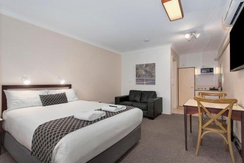 Hillvue Hotel | Family-Friendly Econo Lodge Savannah Park with Ocean Views