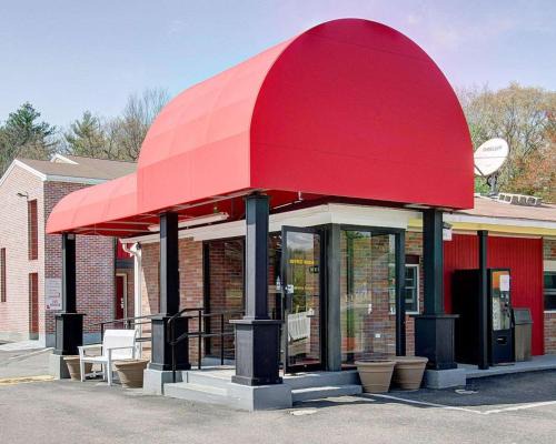 Sharon Cabin | Budget-Friendly Econo Lodge: Hot Tub & Breakfast Included