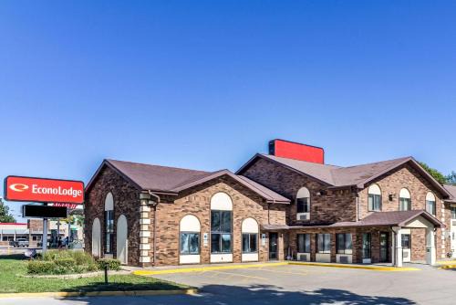 Renner Cabin | Pet-Friendly Stay at Econo Lodge North with Pool Access