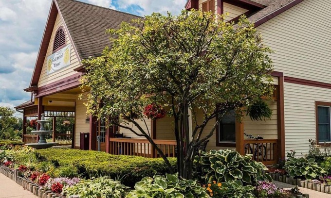 Grand Rapids Cabin | Budget-Friendly Econo Lodge & Suites with Family Amenities