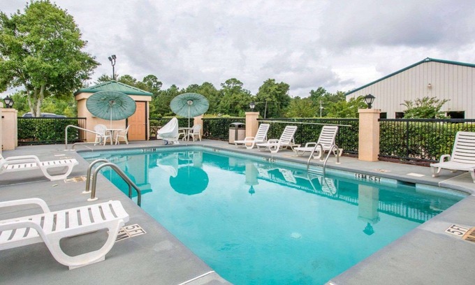 Troy Hotel | Budget-Friendly Econo Lodge Troy with Pool & Breakfast