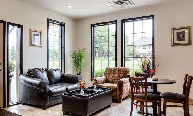 Sunset Hills Hotel | Affordable Econo Lodge University with Family-Friendly Amenities