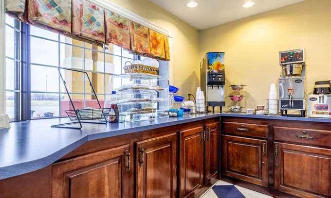 Berea Hotel | Budget-Friendly Econo Lodge with Family Dining & More