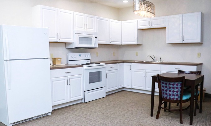 Bryan Hotel | Budget-Friendly Days Inn by Wyndham Bryan - Family Amenities Included