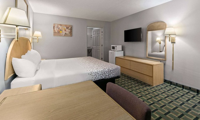 Clemson Hotel | Budget-Friendly Econo Lodge with Family Dining & Kitchen
