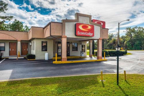 Crystal River Cabin | Budget-Friendly Econo Lodge with Pool and Pet-Friendly Rooms